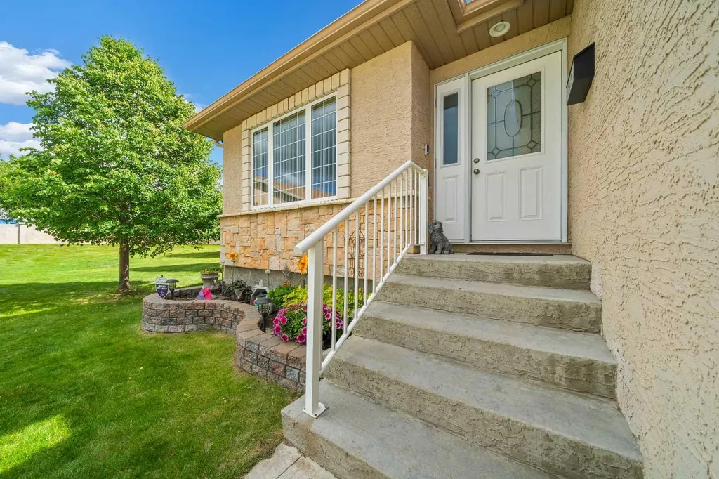 60 Sandstone Place Medicine Hat AB T1B 4R9