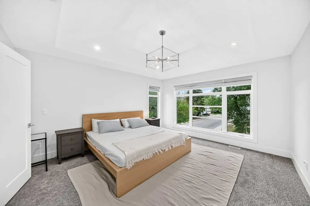 3490 7 Avenue NW Calgary AB T2N 1B7