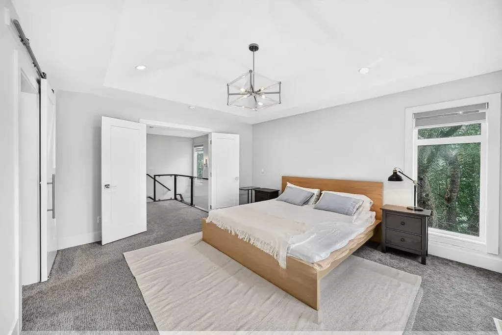 3490 7 Avenue NW Calgary AB T2N 1B7