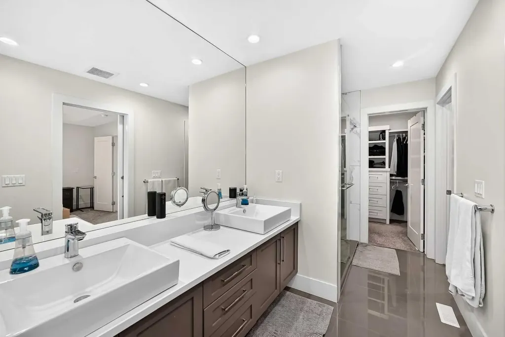 3490 7 Avenue NW Calgary AB T2N 1B7