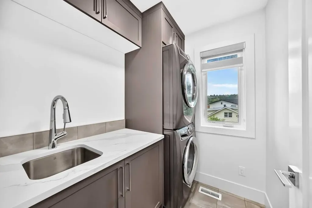 3490 7 Avenue NW Calgary AB T2N 1B7
