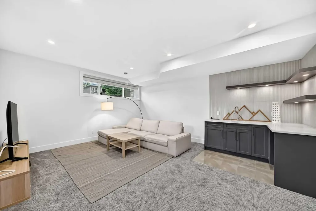 3490 7 Avenue NW Calgary AB T2N 1B7