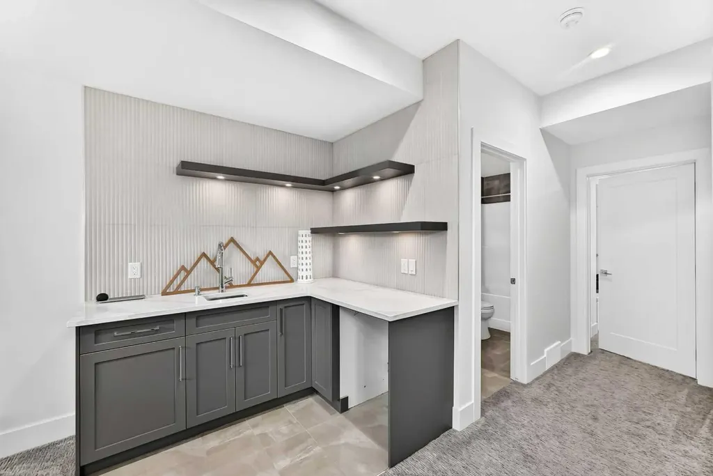 3490 7 Avenue NW Calgary AB T2N 1B7