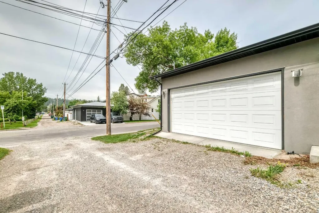 3490 7 Avenue NW Calgary AB T2N 1B7