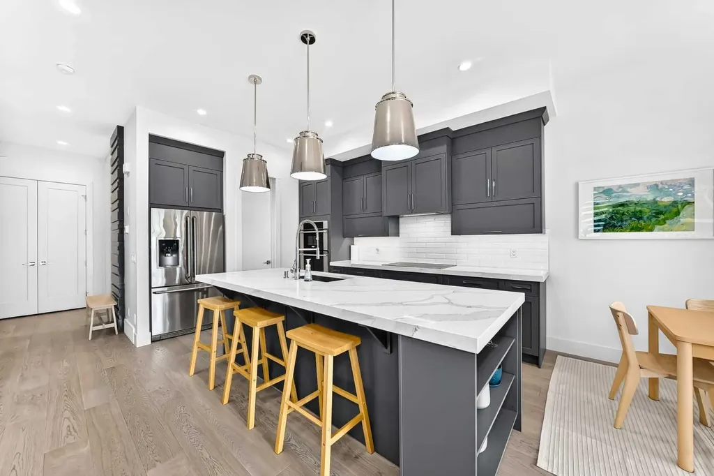 3490 7 Avenue NW Calgary AB T2N 1B7