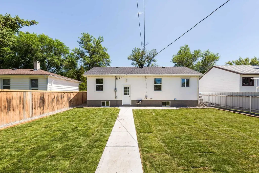 526 28 Street S Lethbridge AB T1J 3S9