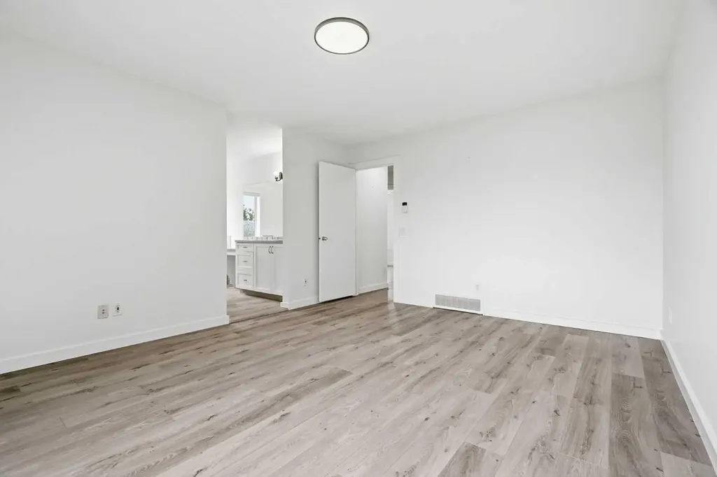 92 Prestwick Heath SE Calgary AB T2Z 4E4