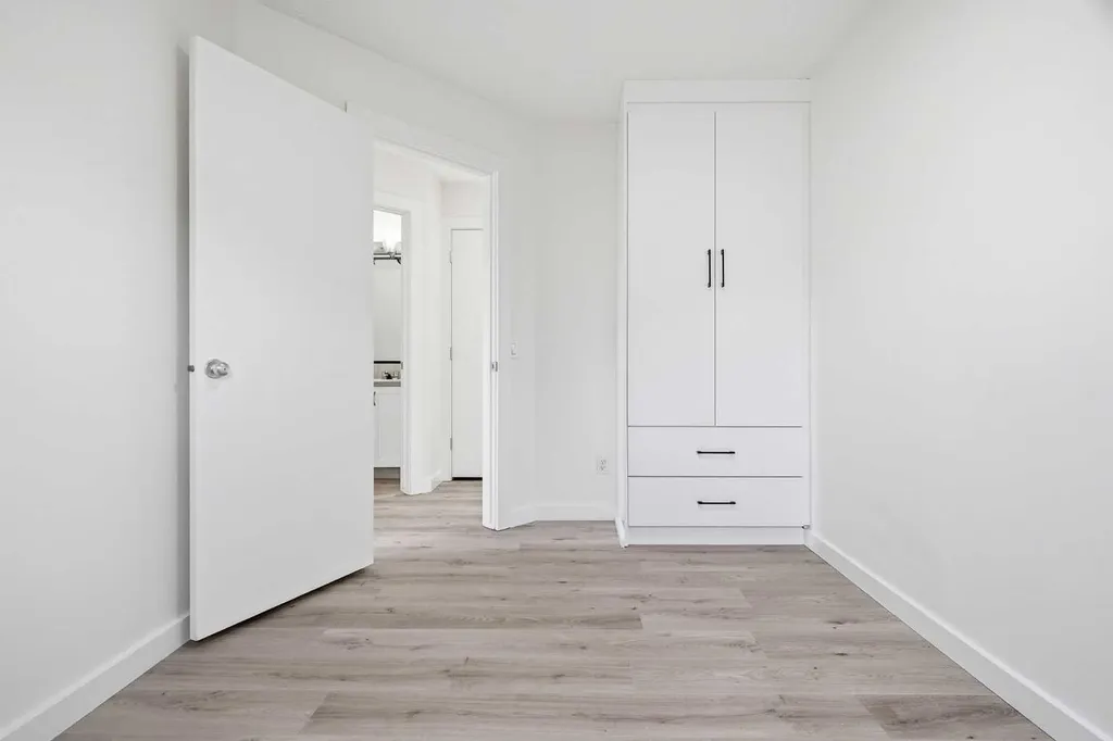 92 Prestwick Heath SE Calgary AB T2Z 4E4