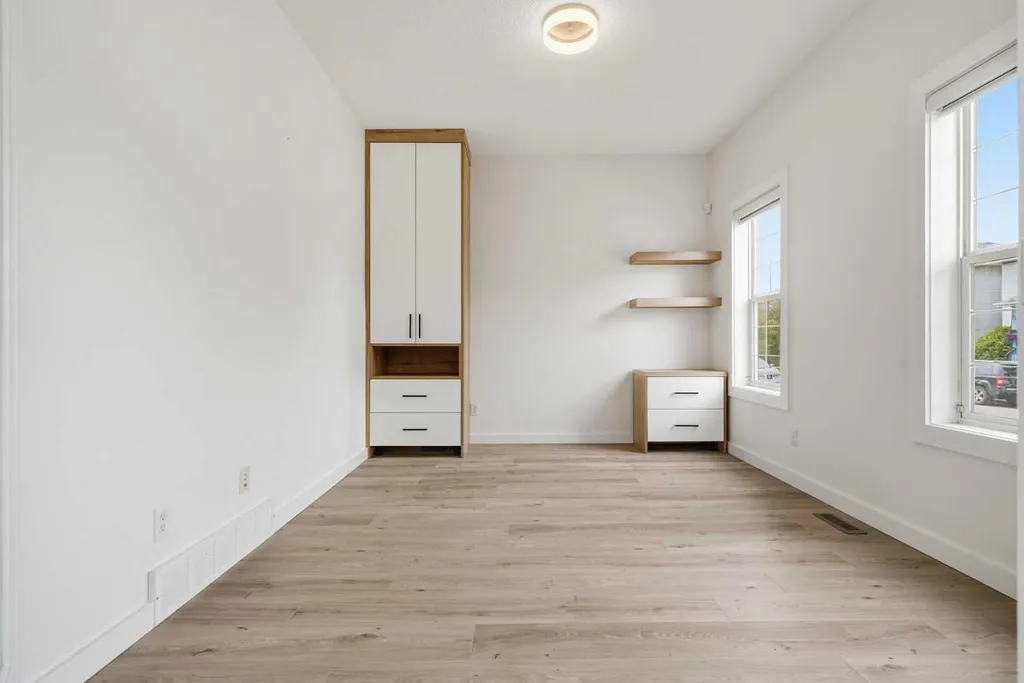 92 Prestwick Heath SE Calgary AB T2Z 4E4