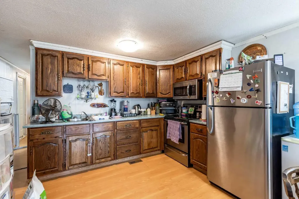 612 20 Street NE Medicine Hat AB T1C 1H5