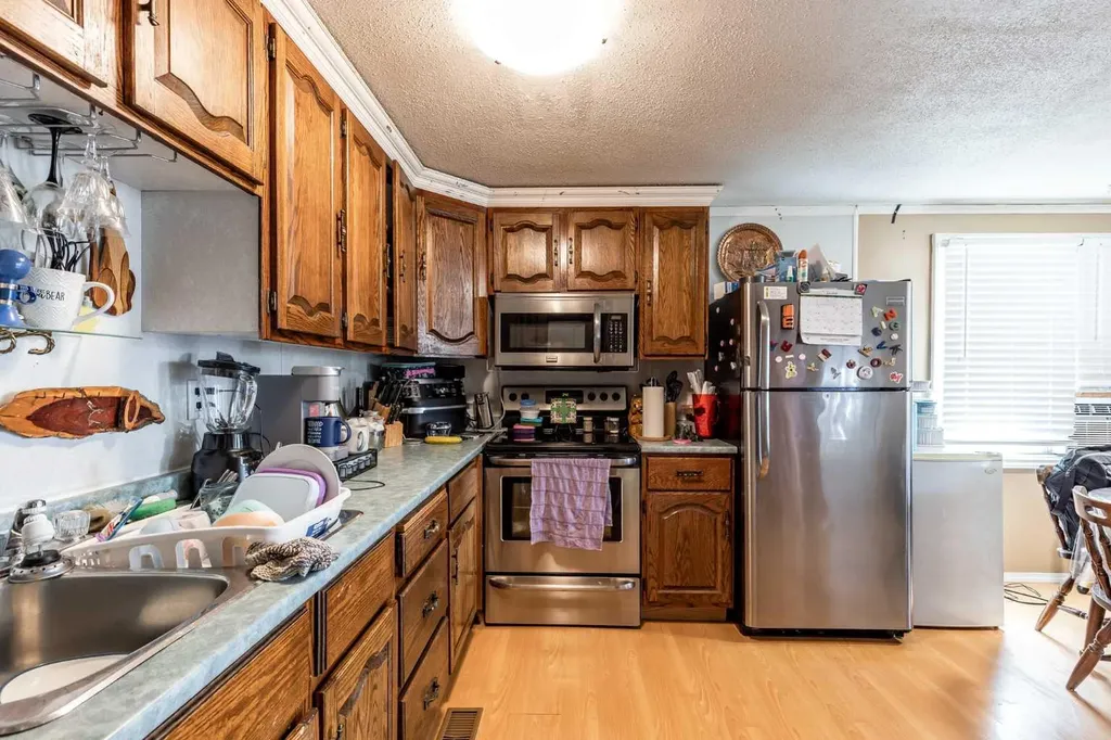 612 20 Street NE Medicine Hat AB T1C 1H5