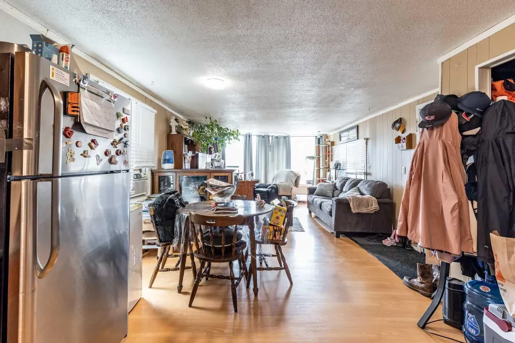 612 20 Street NE Medicine Hat AB T1C 1H5
