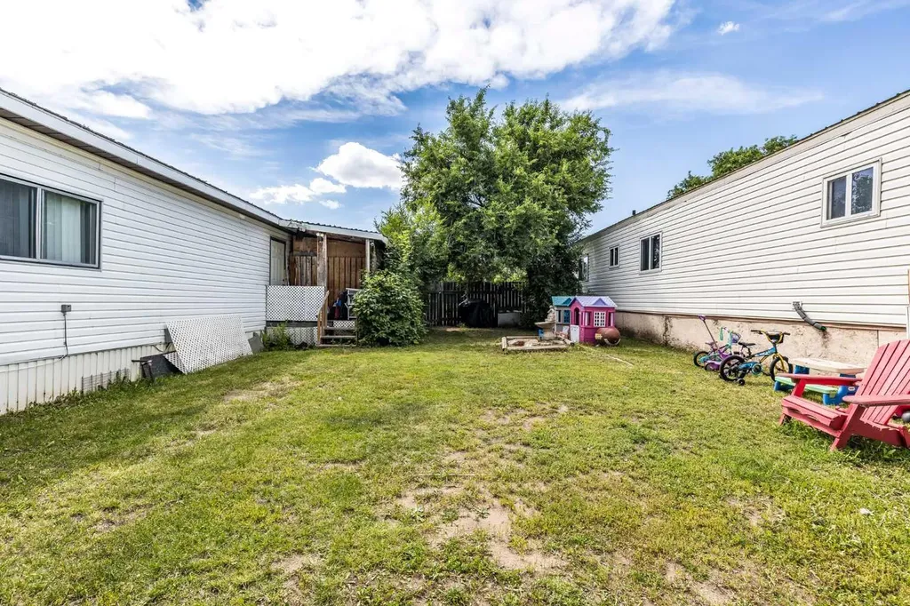 612 20 Street NE Medicine Hat AB T1C 1H5