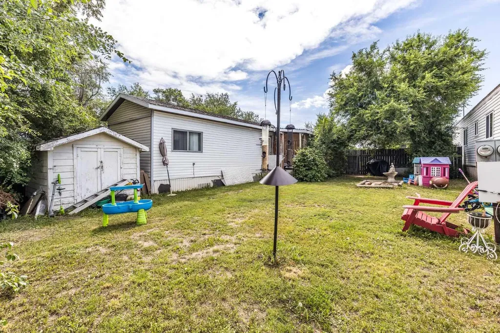 612 20 Street NE Medicine Hat AB T1C 1H5