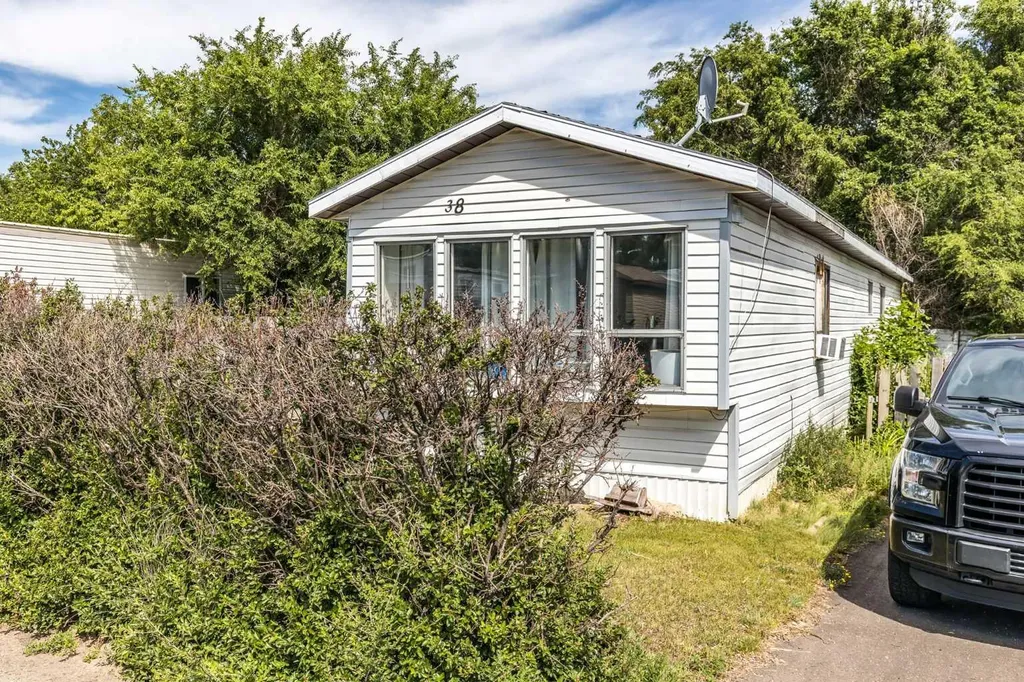 612 20 Street NE Medicine Hat AB T1C 1H5