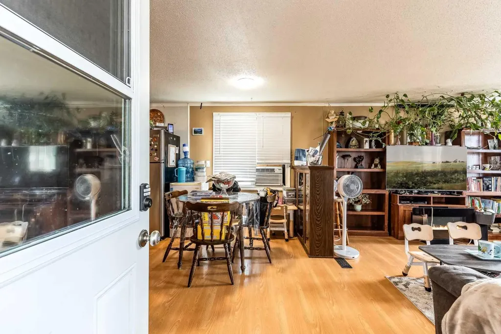 612 20 Street NE Medicine Hat AB T1C 1H5