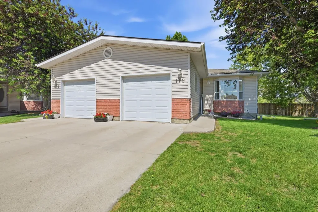 112 Dovista Court SE Calgary AB T2B3P4
