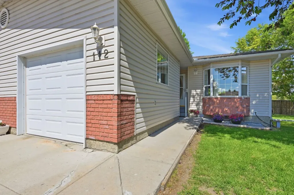 112 Dovista Court SE Calgary AB T2B3P4