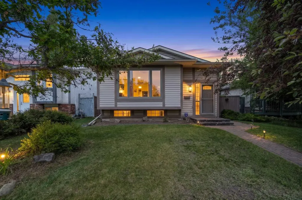 431 Shawbrooke Circle SW Calgary AB T2Y 2Z8
