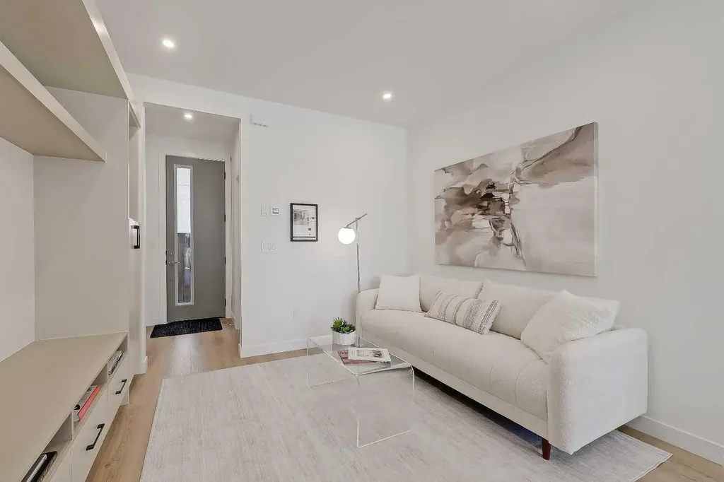828 8 Avenue NE Calgary AB T2E 9E2