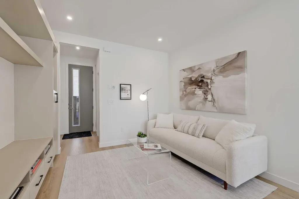 828 8 Avenue NE Calgary AB T2E 9E2