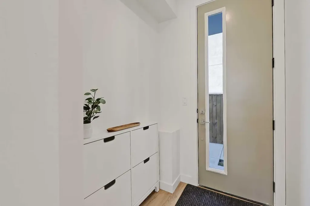 828 8 Avenue NE Calgary AB T2E 9E2