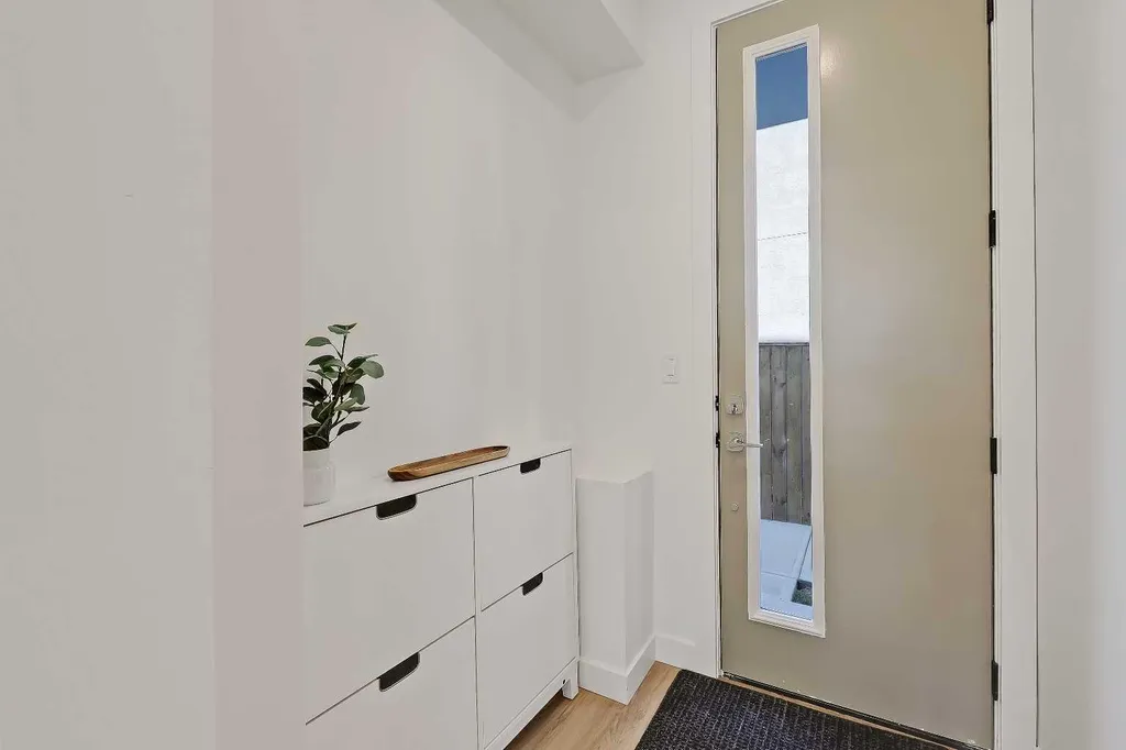 828 8 Avenue NE Calgary AB T2E 9E2