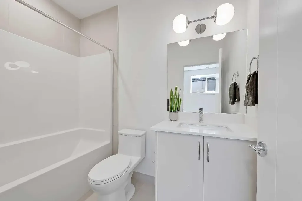 828 8 Avenue NE Calgary AB T2E 9E2