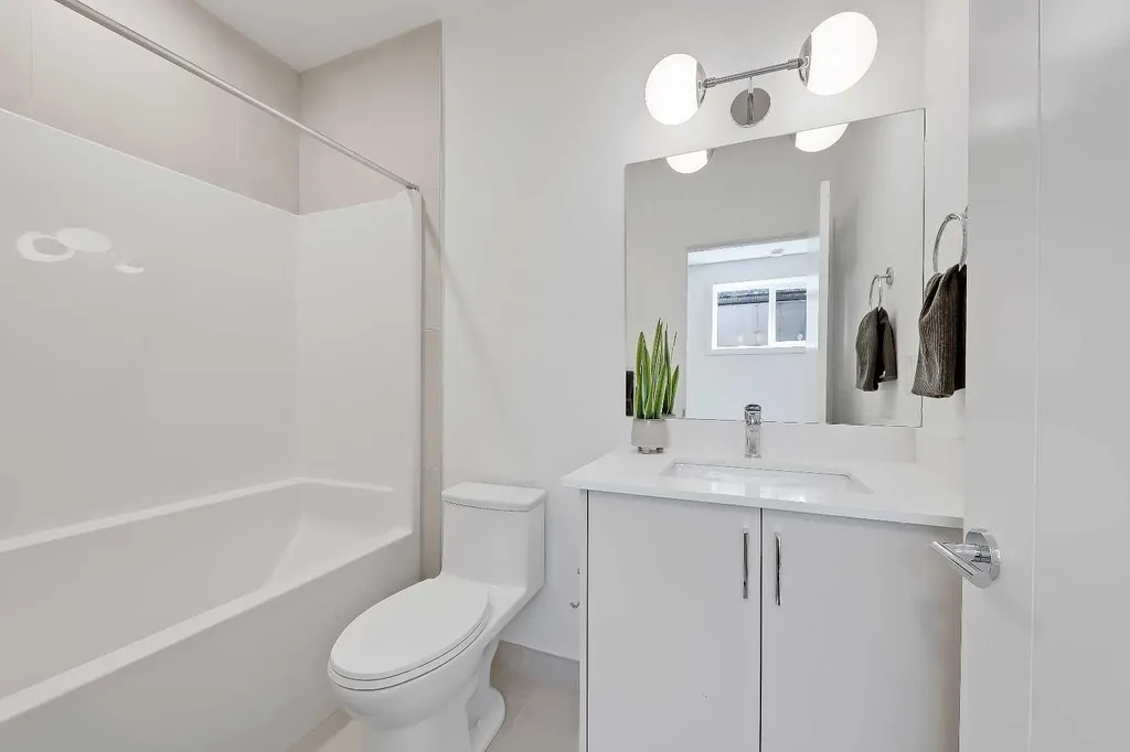 828 8 Avenue NE Calgary AB T2E 9E2