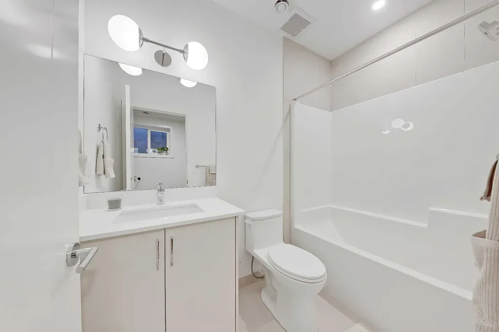 828 8 Avenue NE Calgary AB T2E 9E2