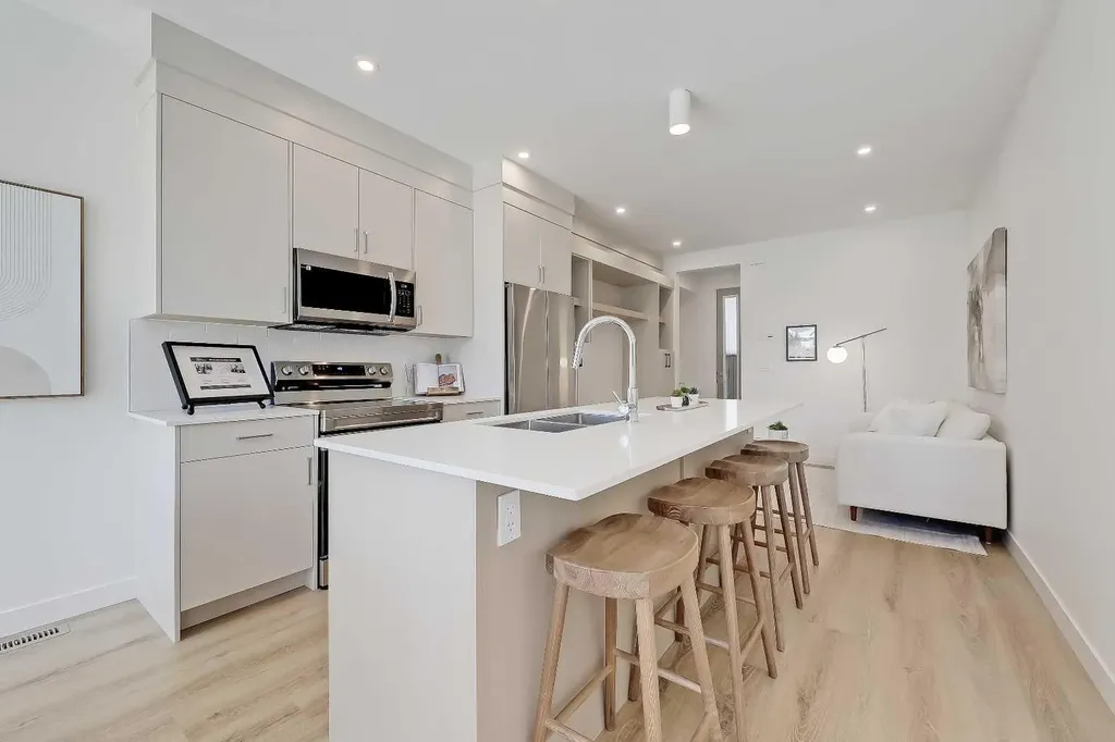 828 8 Avenue NE Calgary AB T2E 9E2