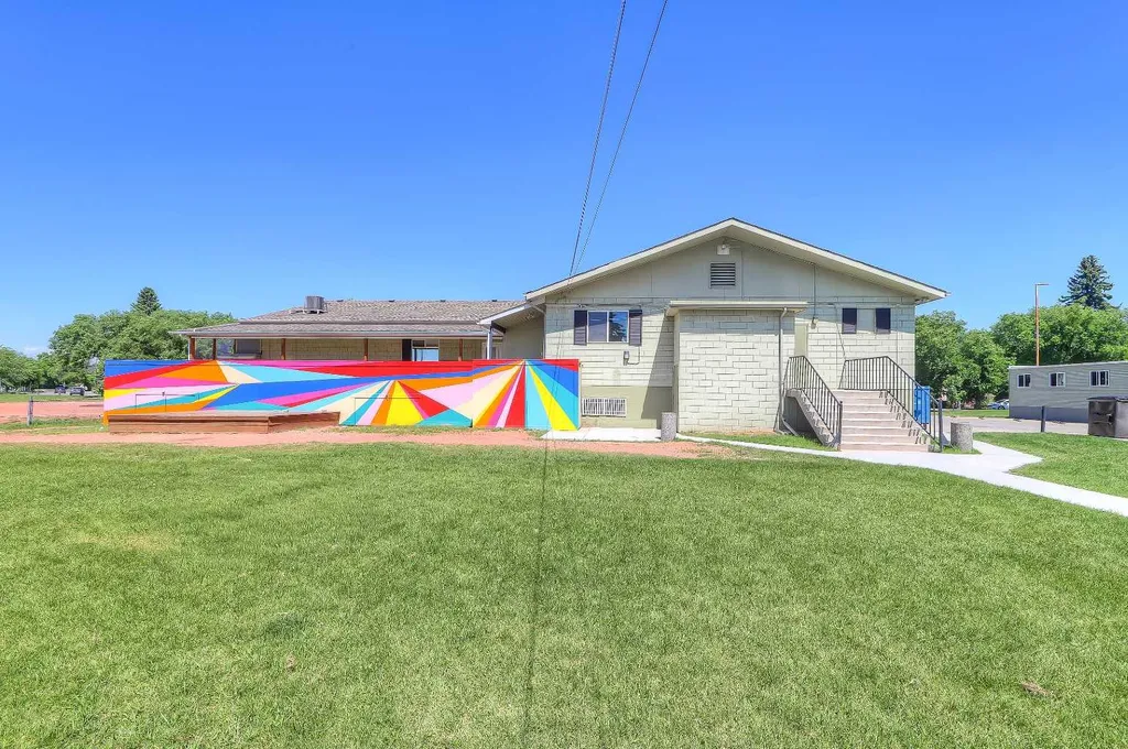 828 8 Avenue NE Calgary AB T2E 9E2