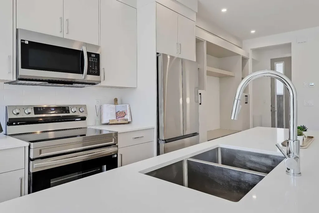 828 8 Avenue NE Calgary AB T2E 9E2