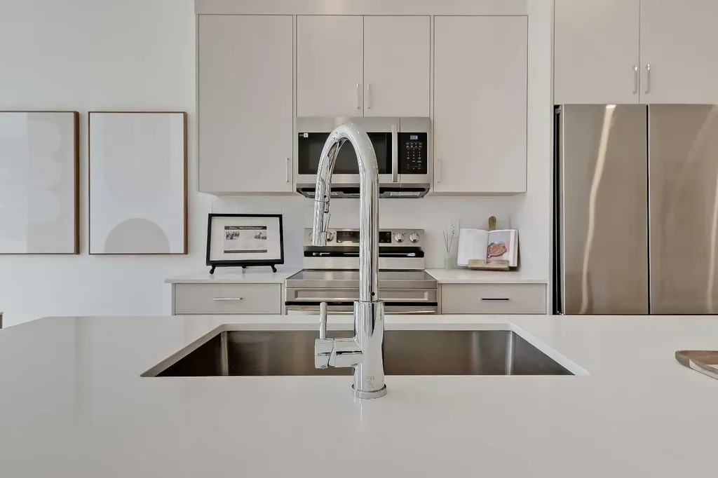 828 8 Avenue NE Calgary AB T2E 9E2