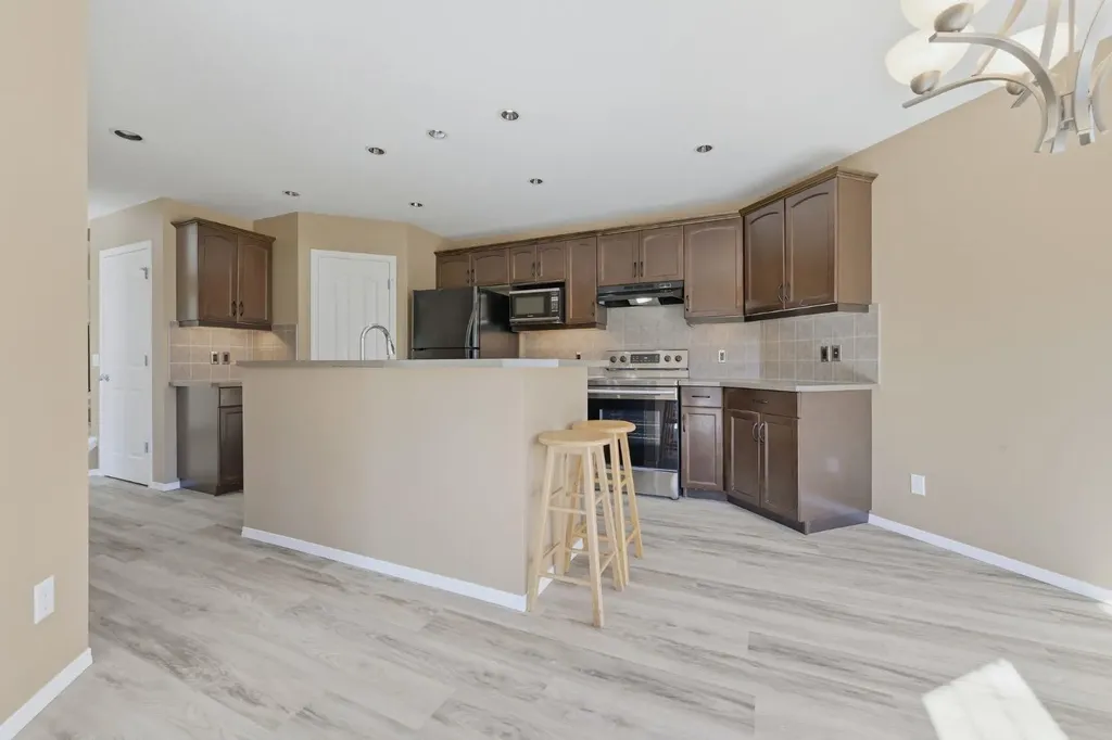 4 Everglen Grove SW Calgary AB T2Y4z3