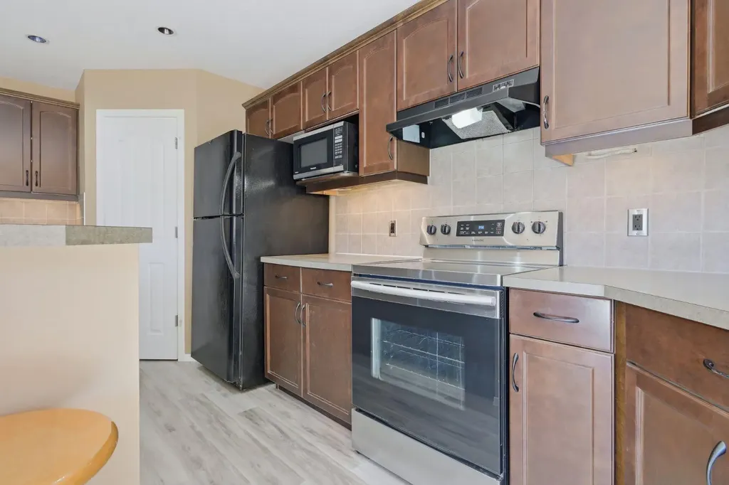 4 Everglen Grove SW Calgary AB T2Y4z3