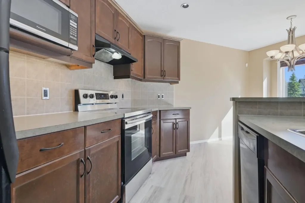 4 Everglen Grove SW Calgary AB T2Y4z3