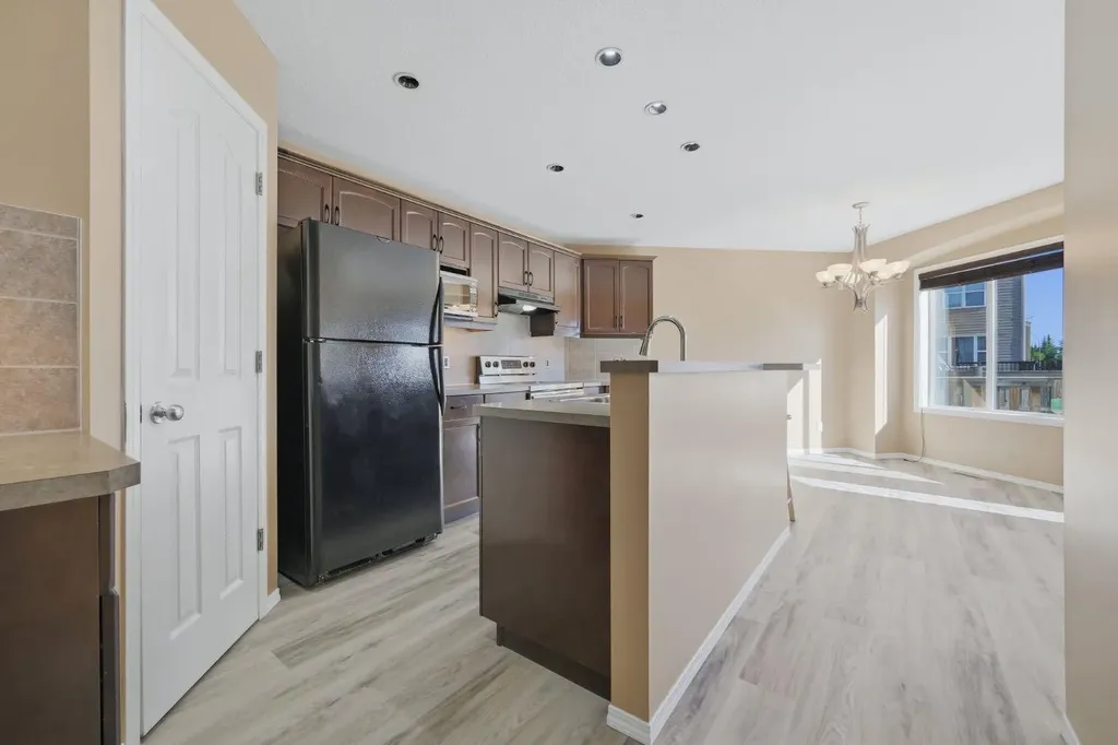 4 Everglen Grove SW Calgary AB T2Y4z3