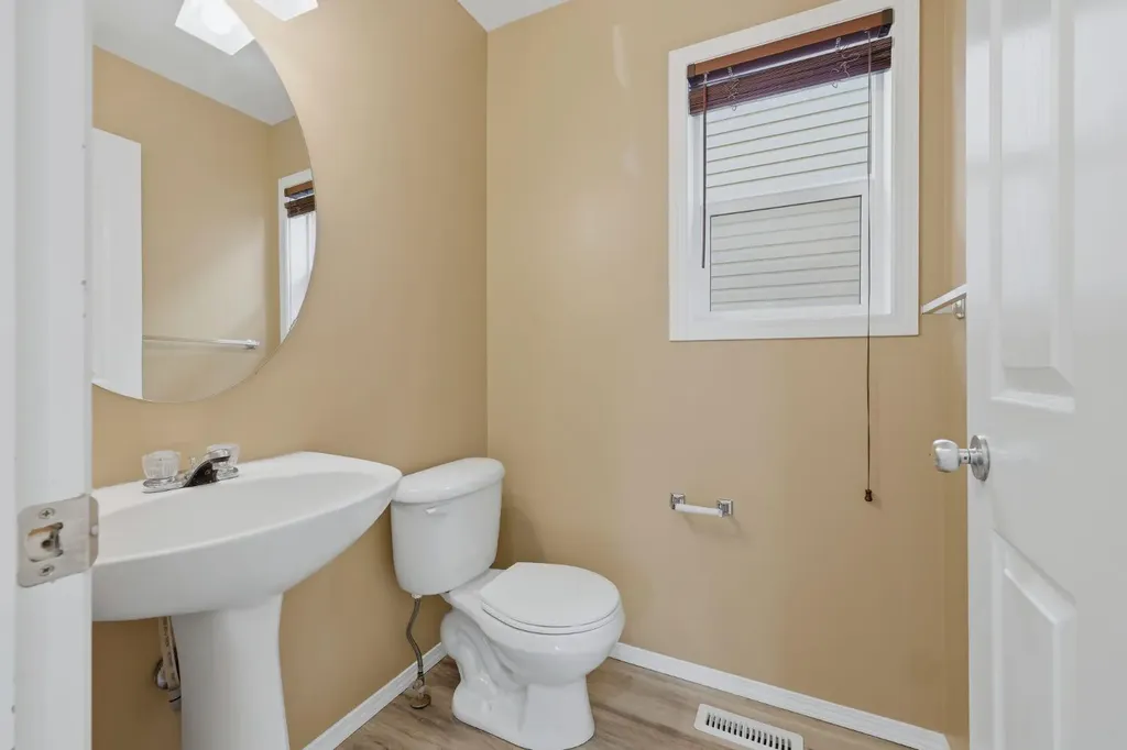 4 Everglen Grove SW Calgary AB T2Y4z3