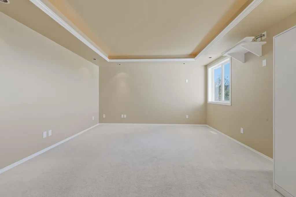 4 Everglen Grove SW Calgary AB T2Y4z3