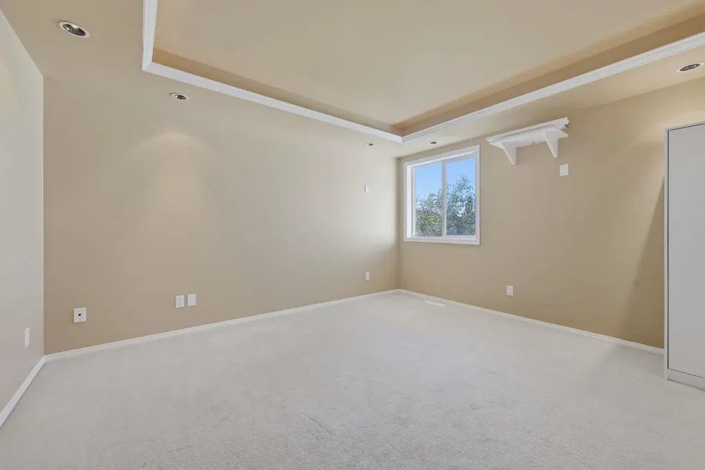 4 Everglen Grove SW Calgary AB T2Y4z3