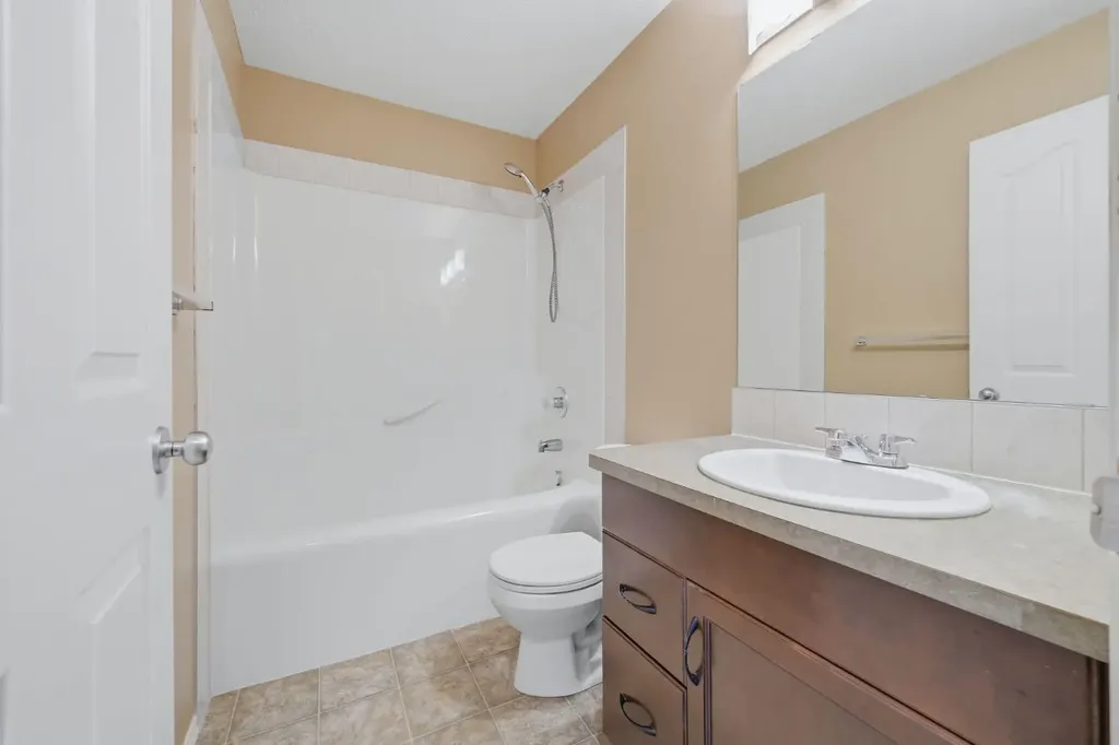 4 Everglen Grove SW Calgary AB T2Y4z3