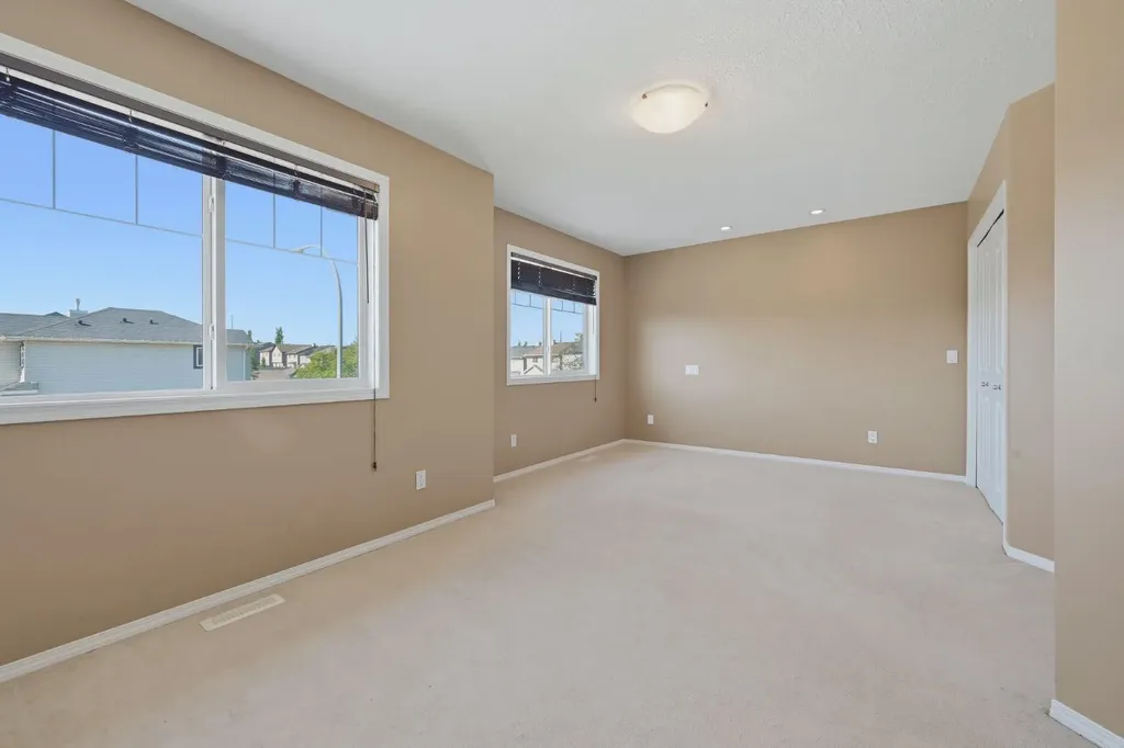 4 Everglen Grove SW Calgary AB T2Y4z3
