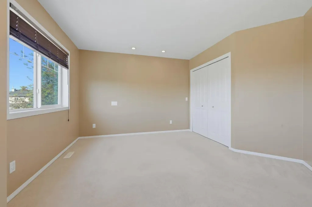 4 Everglen Grove SW Calgary AB T2Y4z3
