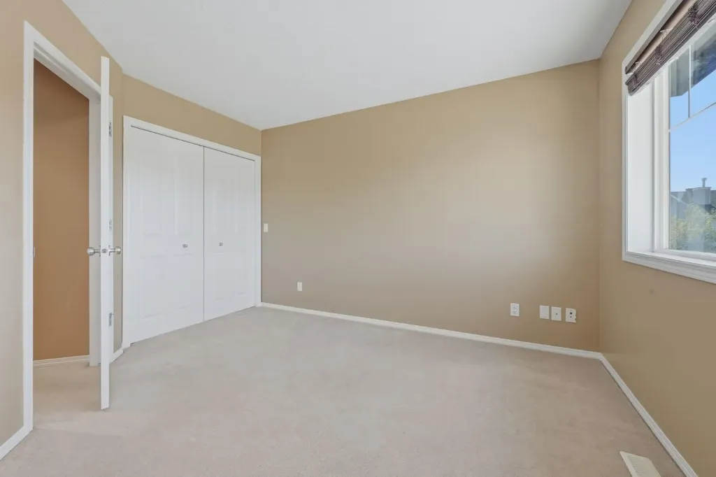 4 Everglen Grove SW Calgary AB T2Y4z3
