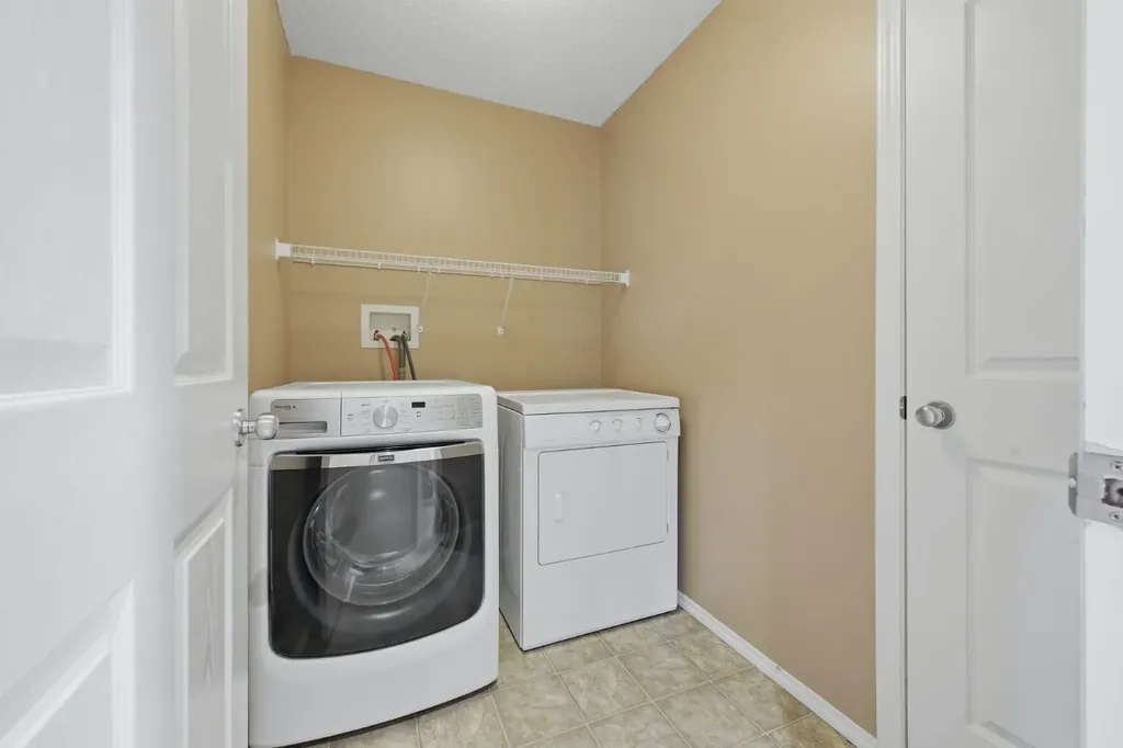 4 Everglen Grove SW Calgary AB T2Y4z3