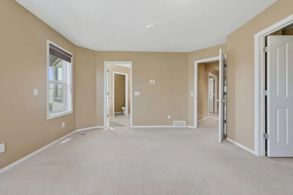 4 Everglen Grove SW Calgary AB T2Y4z3