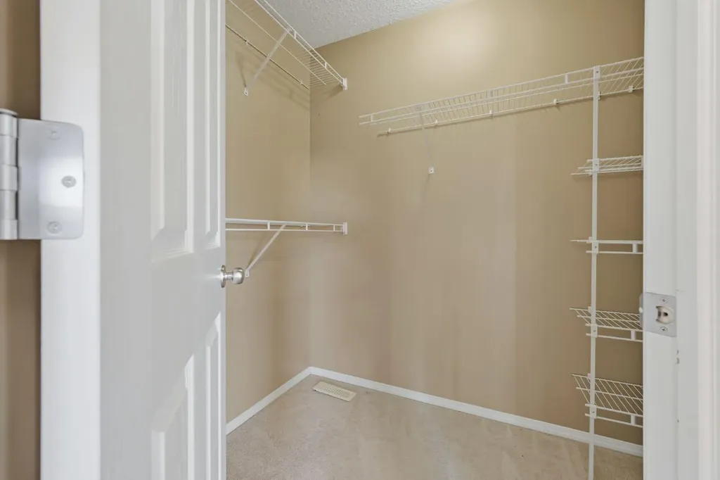 4 Everglen Grove SW Calgary AB T2Y4z3