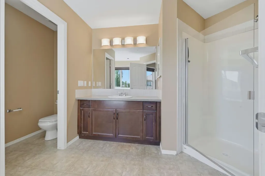 4 Everglen Grove SW Calgary AB T2Y4z3