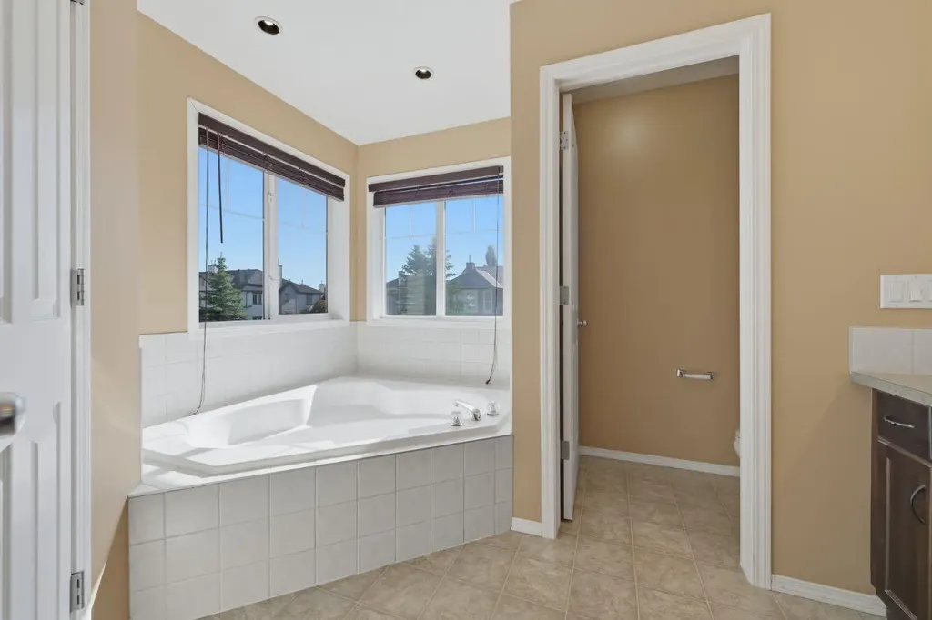 4 Everglen Grove SW Calgary AB T2Y4z3